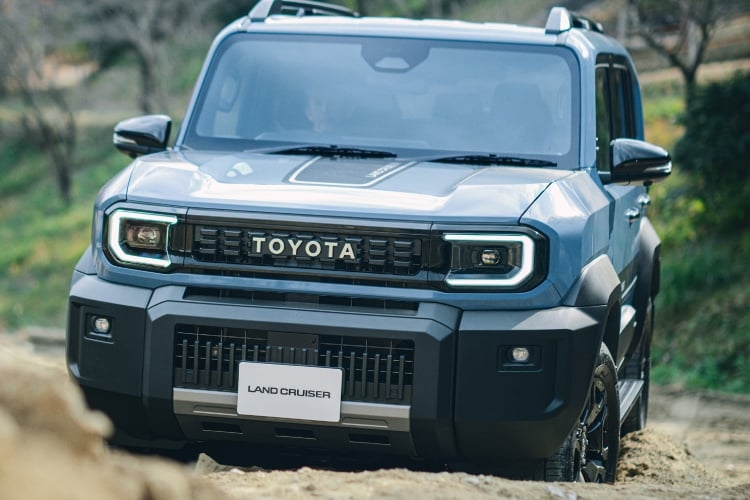 ランドクルーザー“FJ” VXのフロントビュー。ボディカラーはスモーキーブルー。販売店装着オプションのPlayfulセット装着状態イメージ。