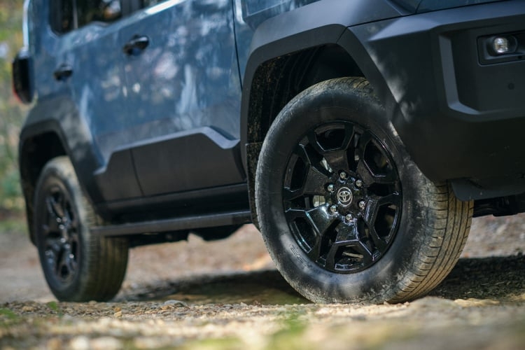 ランドクルーザー“FJ” VXのフロントサイドビュー。ボディカラーはスモーキーブルー。