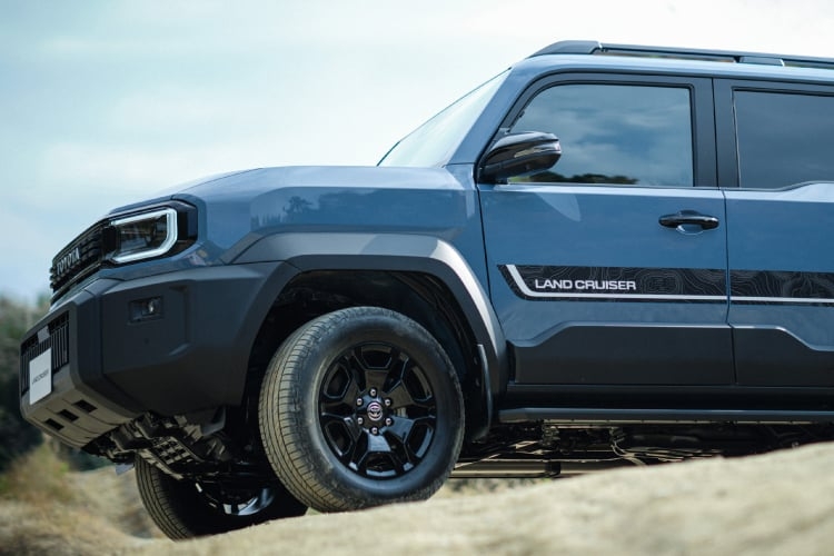 ランドクルーザー“FJ” VXのサイドビュー。ボディカラーはスモーキーブルー。販売店装着オプションのPlayfulセット装着状態イメージ。