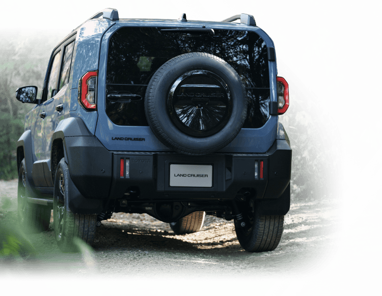 ランドクルーザー“FJ” VXのリヤビュー。ボディカラーはスモーキーブルー。