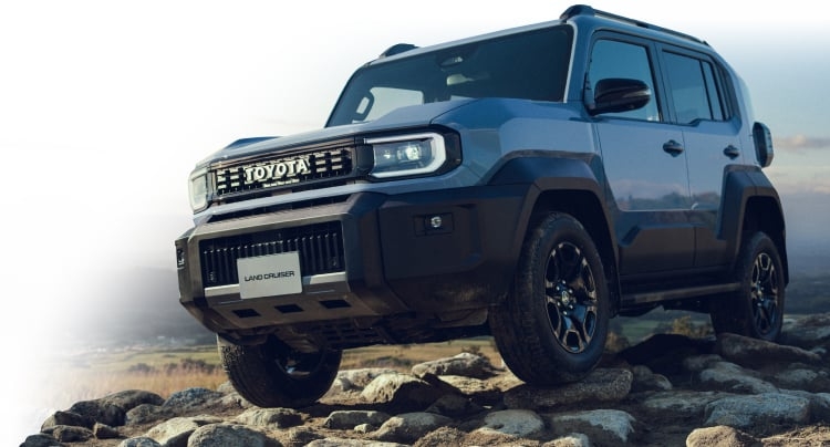 ランドクルーザー“FJ” VXのフロントサイドビュー。ボディカラーはスモーキーブルー。