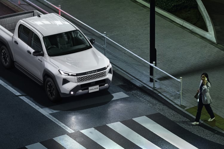 ハイラックス Zの俯瞰ビュー。ボディカラーはプラチナホワイトパールマイカ（メーカーオプション）。