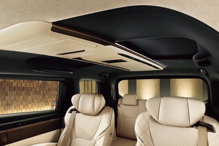 アルファード Executive Lounge(プラグインハイブリッド・E-Four)の車内。内装色のニュートラルベージュは設定色(ご注文時に指定が必要で、指定がない場合はブラック)。