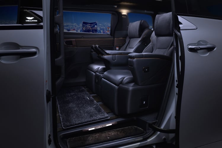 ヴェルファイア Executive Lounge（ハイブリッド・E-Four）。ボディカラーはプラチナホワイトパールマイカ（メーカーオプション）。内装色はブラック。