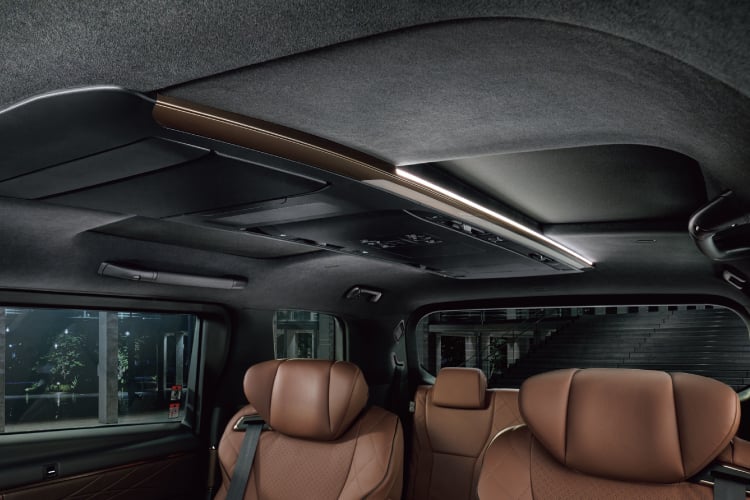 ヴェルファイア Executive Lounge（プラグインハイブリッド・E-Four）の車内。内装色のサンセットブラウンは設定色（ご注文時に指定が必要で、指定がない場合はブラック）。