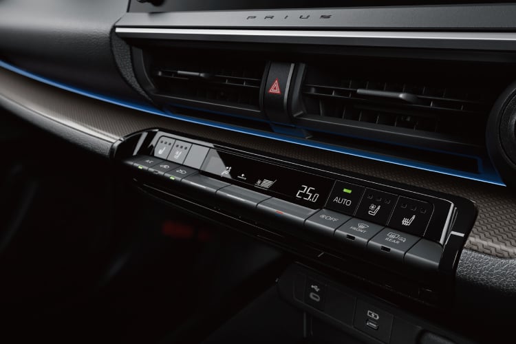 オートエアコン（全車標準装備。プラグインハイブリッド車はヒートポンプシステム付）