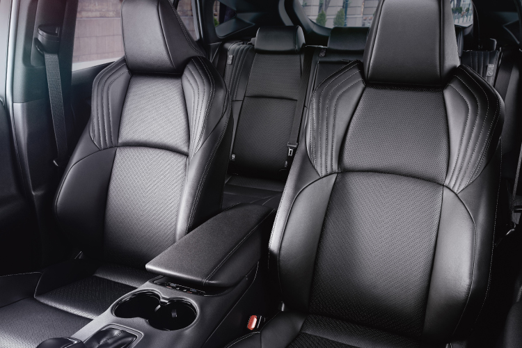 フロントシートと奥に見えるリヤシート(ハリアー Z“Leather Package”(E-Four)のインテリア。内装色はブラック。)