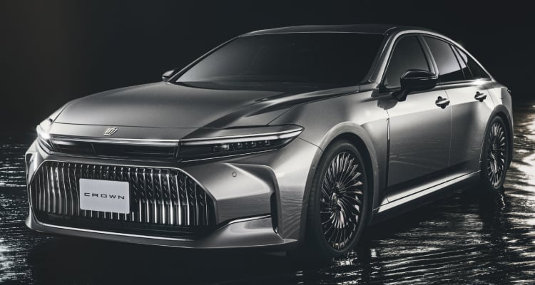クラウン セダン Z（ハイブリッド車）のフロントサイドビュー。ボディカラーはプレシャスメタル（メーカーオプション）。