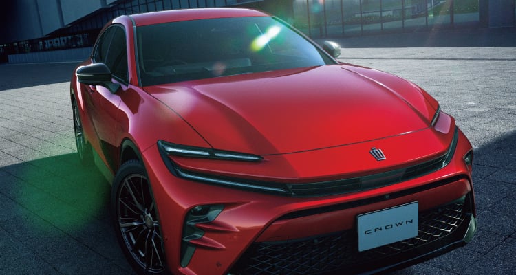 クラウン スポーツ RS（2.5L・プラグインハイブリッド車）のフロントビュー。ボディカラーはエモーショナルレッドⅢ（メーカーオプション）。