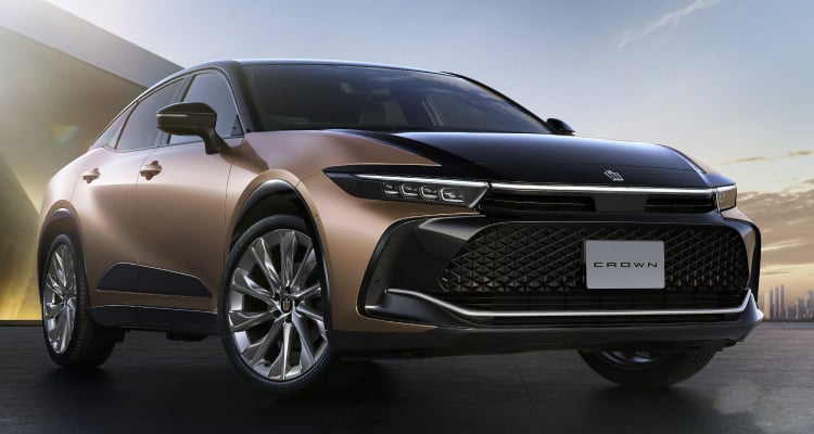 クラウン クロスオーバー Z（2.5L・ハイブリッド車）のフロントサイドビュー。ボディカラーはブラック×プレシャスブロンズ（メーカーオプション）。