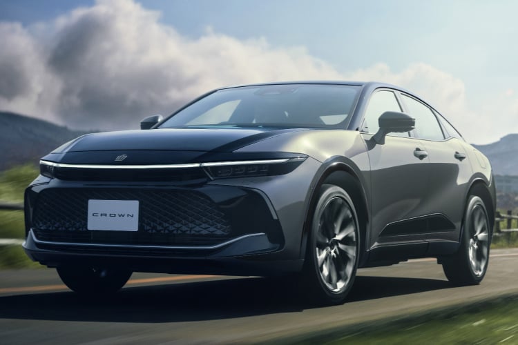 クラウン クロスオーバー Z(2.5L・ハイブリッド車)のフロントサイドビュー。ボディカラーはブラック×プレシャスメタル(メーカーオプション)。