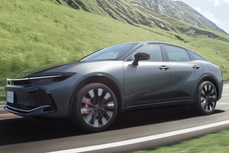 クラウン クロスオーバー RS(2.4L・ターボハイブリッド車)のサイドビュー。ボディカラーはブラック×プレシャスメタル(メーカーオプション)。