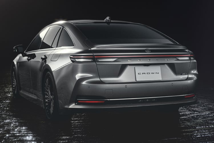 クラウン セダン Z(ハイブリッド車)のリヤビュー。ボディカラーはプレシャスメタル(メーカーオプション)。