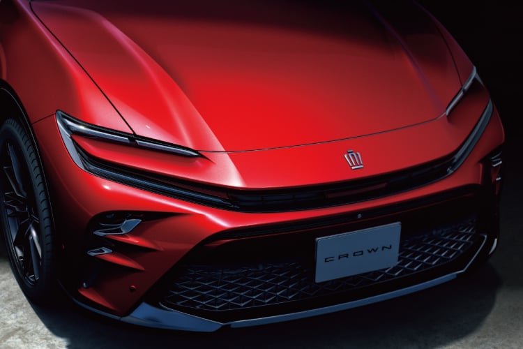 クラウン スポーツ RS(2.5L・プラグインハイブリッド車)のフロントサイドビュー。ボディカラーはエモーショナルレッドⅢ(メーカーオプション)。
