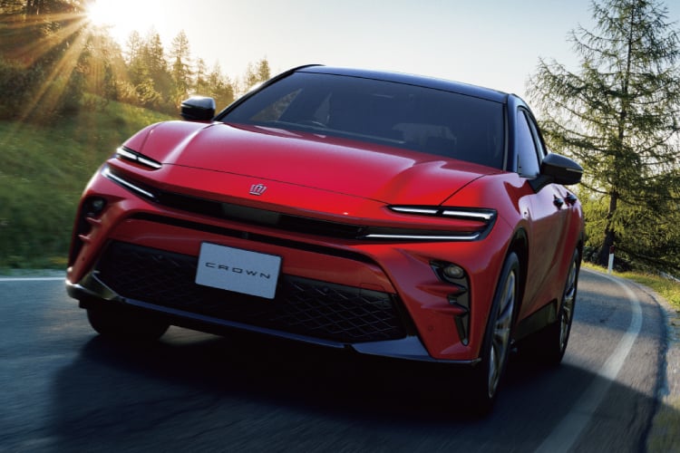クラウン スポーツ Z(2.5L・ハイブリッド車)のフロントサイドビュー。ボディカラーはブラック×エモーショナルレッドⅢ(メーカーオプション)。