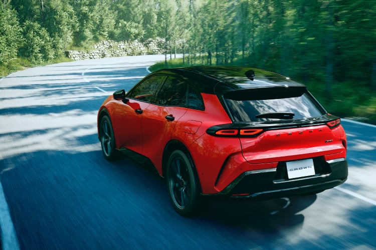 クラウン スポーツ RS(2.5L・プラグインハイブリッド車)のリヤビュー。ボディカラーはブラック×エモーショナルレッドⅢ(メーカーオプション)。