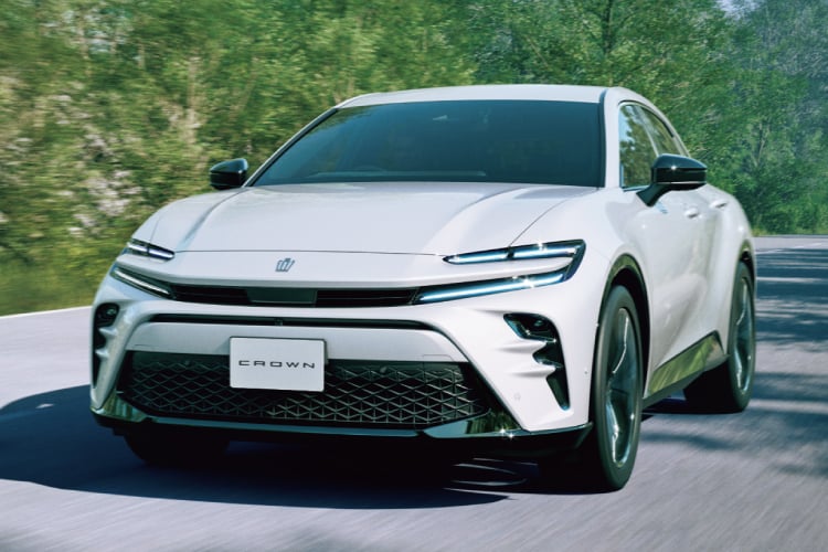クラウン スポーツ Z(2.5L・ハイブリッド車)のフロントサイドビュー。ボディカラーはプレシャスホワイトパール(メーカーオプション)。