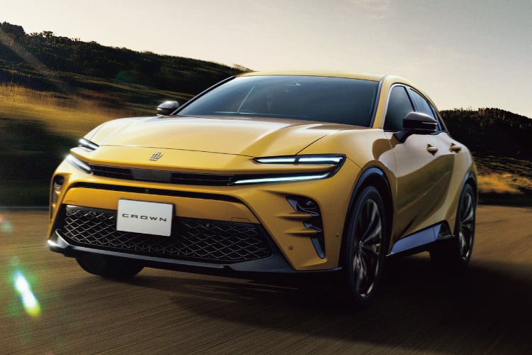 クラウン スポーツ Z(2.5L・ハイブリッド車)のフロントサイドビュー。ボディカラーはマスタード。
